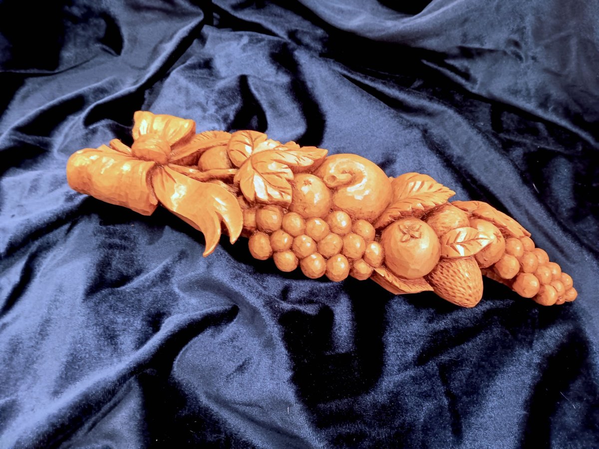 Ribbon and Fruit Drop Carving — view 0
