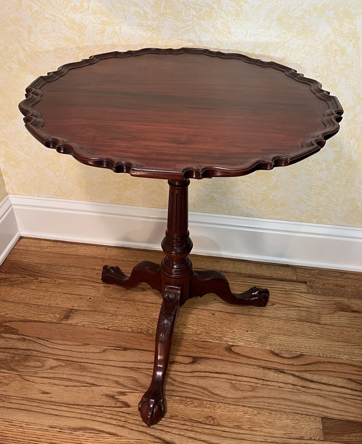Philadelphia Pie Crust Table — view 1