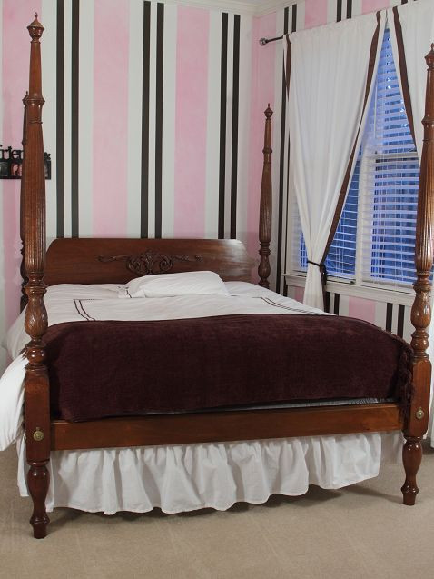 Sheraton Four-poster Bed (Queen size)